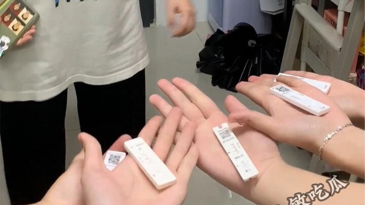 Họ dường như đang chơi một kiểu chào hỏi rất "dương khí", không biết bây giờ bỏ chạy có còn kịp khôn