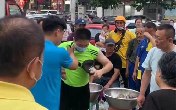 เมืองฝูซุน มณฑลเหลียวหนิง ภาคตะวันออกเฉียงเหนือของจีน: ชายคนหนึ่งสะกดรอยตามเด็กสาวมัธยมปลาย ถูกพ่อขอ