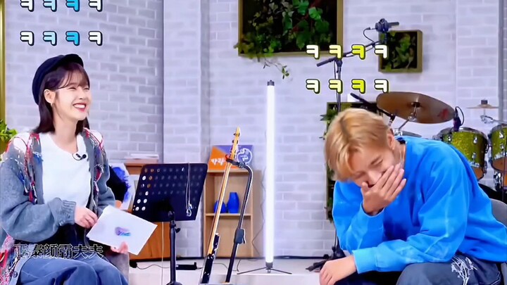 【كيم تاي هيونغ】【آي أو】تاي هيون الذي ضحك كثيرًا على يد آي أو، سيشعر بالتأكيد بالانزعاج عند العودة إلى