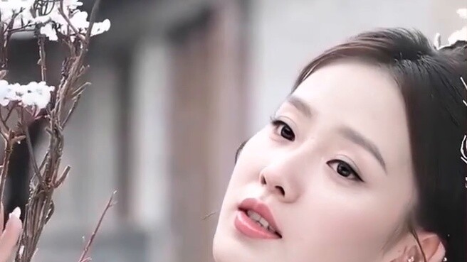 Liu Shishi ที่กำลังมีความรักลองแต่งกายหลากหลายสไตล์