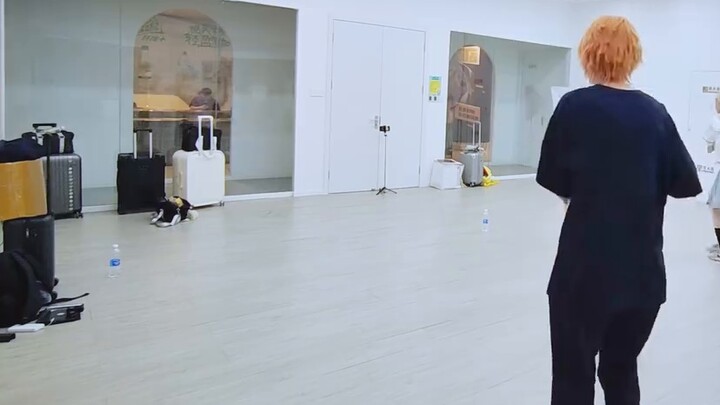 Snacking Challenge During Rehearsal! "Yi Ran TV"