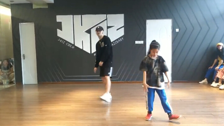 [Choreographer Hu Bowen] 9-year-old Xiao Xiaozhi and Teacher Hu are so in sync. Three years have pas