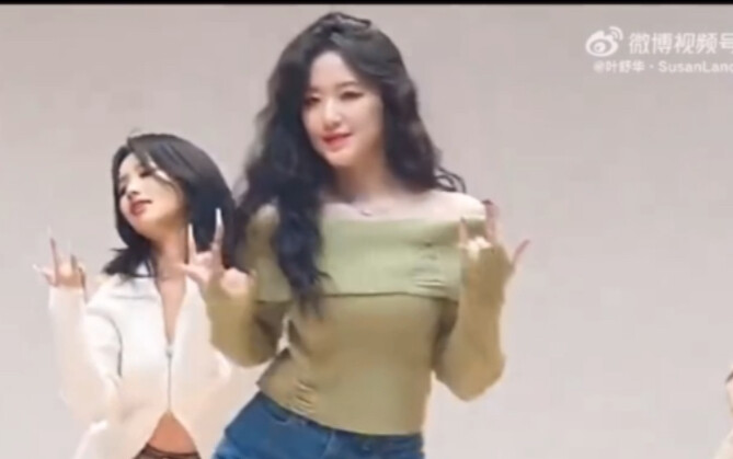 Ya ampun~ Ini Xiuting kita, oke?! Penata gaya Cube, masuk dan hajar dia!