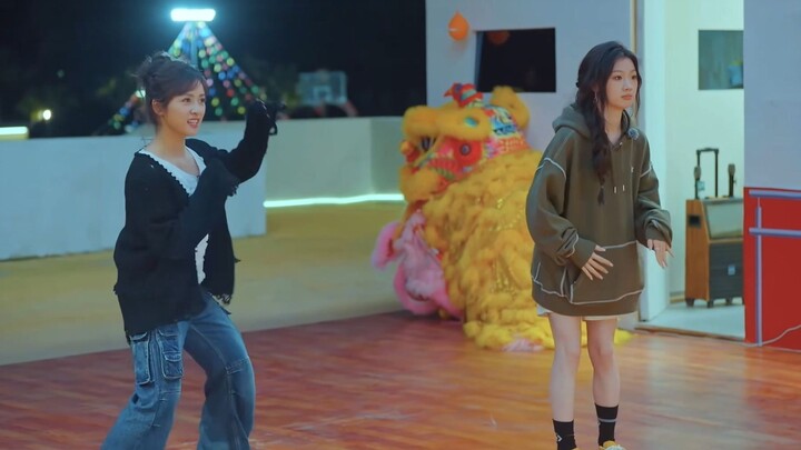 Shan Yichun and Shen Yue play the dance machine, Wang Ziqi and Wang Xingyue imitate them hilariously