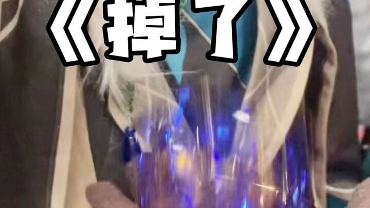 Khi đi sưu tầm tem tại hội chợ anime, bạn đưa tay ra với coser của miHoYo — liệu sẽ nhận được điều g