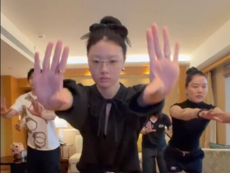 Xu Jiaying is now at home and is so angry that she throws her cosmetics