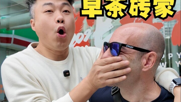 اصطحبت أجنبيًا إسبانيًا لتذوق شاي الصباح الكانتوني، فتحول جودي إلى "خبير" في تناوله!