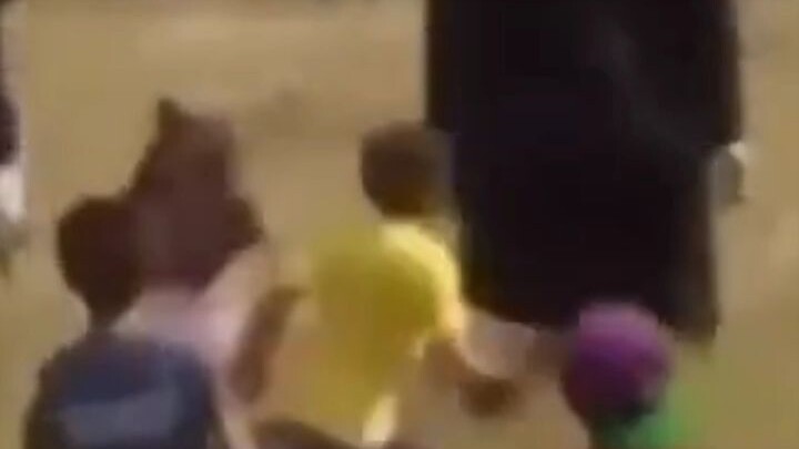 hahahaha anak kecil dikejar² sangak kasian🤣🤣