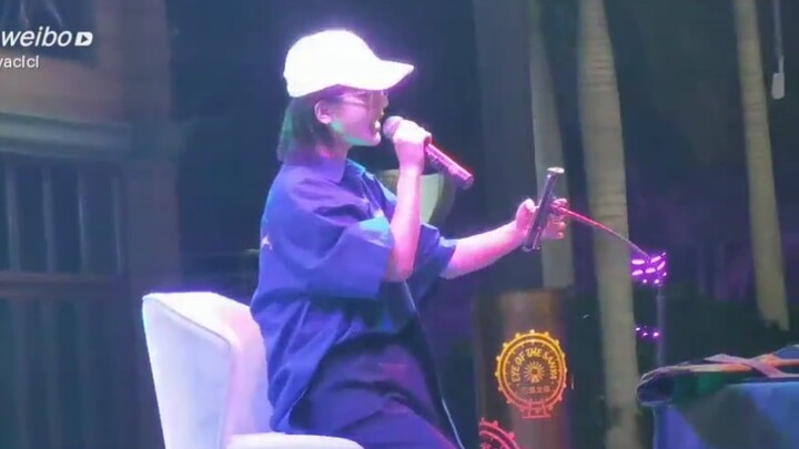 【Dương Tử】Aó Aó lãng mạn quá đi! Một mình hát trong công viên giải trí vắng vẻ và trên sân khấu hay 