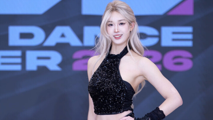 الشعر الأشقر جميل لدرجة لا تُصدَّق… حقًا من إطلالات العام! | رقصة كاملة على أغنية “Bad Girl Good Gir