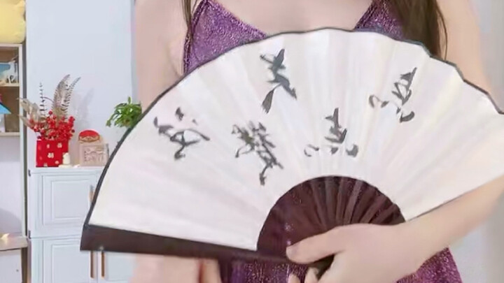 Hua Jiao Jiu Zi Li, this outfit is freaking awesome!