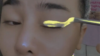 Bí mật đã được giải! Chỉ một giây dạy bạn cách kẻ mắt vàng kiểu Âu Mỹ trên mạng quốc tế!