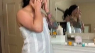 الرجل يقلد زوجته التي استحمت للتو، ووضعية وضع غسول الجسم ماهرة جدًا