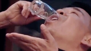 普通人在大领导面前是怎么样的，别人喝酒用杯我用分酒器