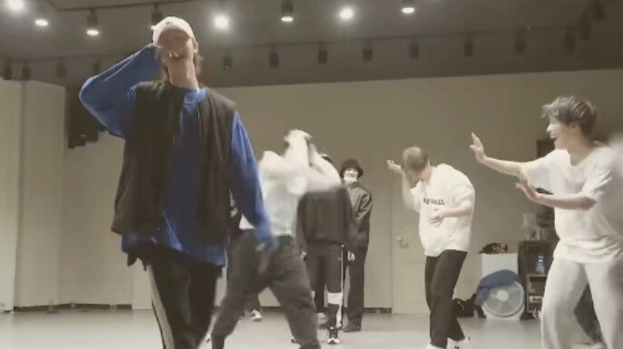 Dino's dance is so great! The moment he looked up after lowering his head with a smile!!! I love it!