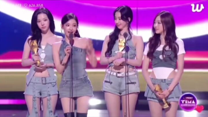 ผู้เข้าร่วมที่ได้รับรางวัลเช่นเดียวกันและกล่าวขอบคุณเป็นภาษาจีนอย่างไม่เป็นระเบียบ......