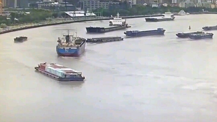 Two captains warmly greeted each other’s mothers over the walkie‑talkie and frankly exchanged their 