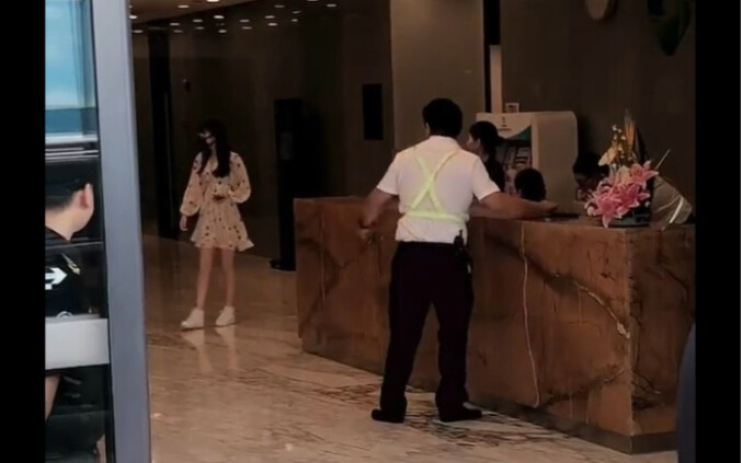 Sangat suka cara Jia berjalan!