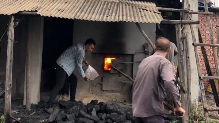 Why does throwing a bag of water into the firebox clear a clogged chimney?