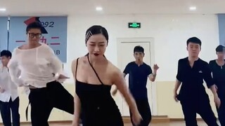 Làm sao bạn có thể không say mê điệu nhảy của tôi sau khi xem điệu nhảy samba của tôi~