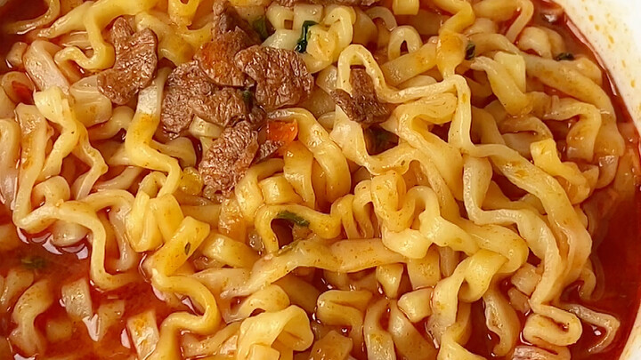 تقييم نودلز كورية نادرة! نودلز حساء الدجاج الحار تخطف الأضواء وتُصنَّف كأسطورة!