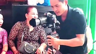 大妈：小伙子玩得挺脏阿