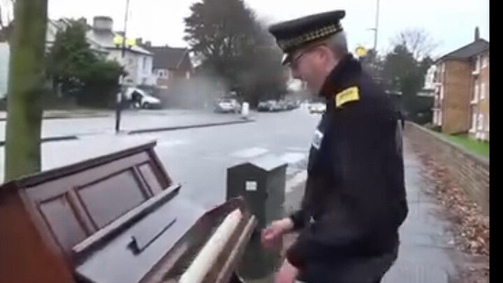 Polisi Inggris secara improvisasi memainkan boogie-woogie menggunakan piano yang ditinggalkan di pin