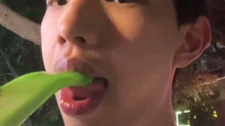 الرابر الشهير تشانغ مينغتشوان يأكل لسانًا أخضر، وحبيبته من برج السرطان تضحك بسعادة!