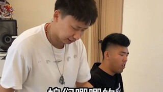 أنا حقا معجب بزميلتي في الغرفة لأنها تتمتع بعقلية إبداعية.