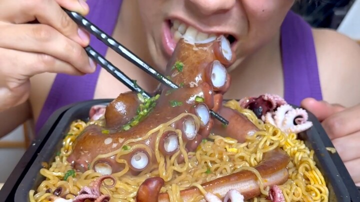 Nhật ký ăn uống của Quỷ Tiêu: Mì gói nhúng chân bạch tuộc khổng lồ, cảm giác mãn nguyện cực độ!