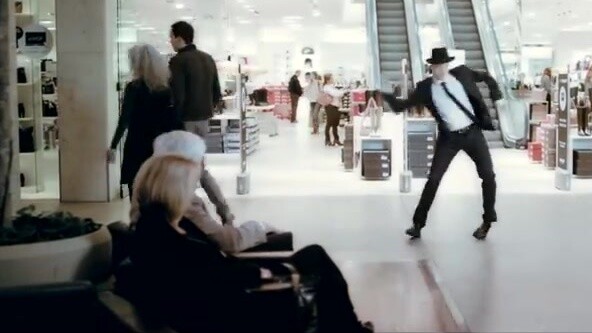 หนุ่มเยอรมัน JustSomeMotion โชว์ลีลาการเต้นสุดเซ็กซี่ในห้างสรรพสินค้า