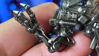 How detailed can a palm-sized mass-produced model be? [Unboxing: Qianshi Mecha Transformers Scalpel]