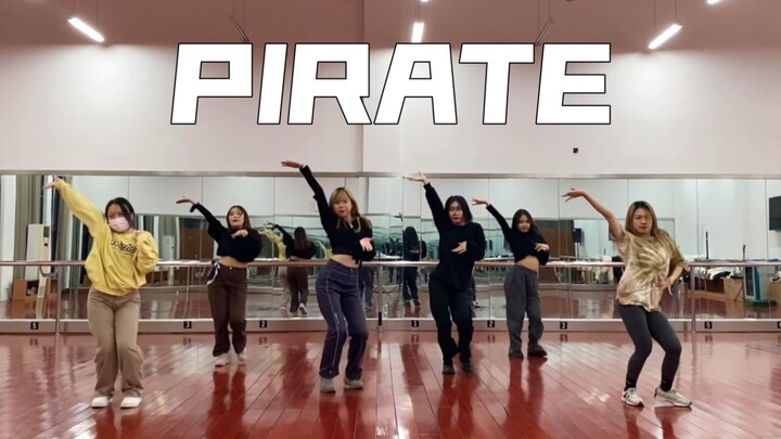 EVERGLOW kembali dengan penyelaman cepat ke bagian chorus "PIRATE" Si bajak laut seksi datang ke pan