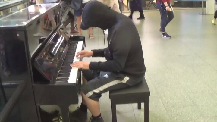 Selebriti menyembunyikan identitas mereka dan menunjukkan piano jalanan - bagaimana reaksi publik?