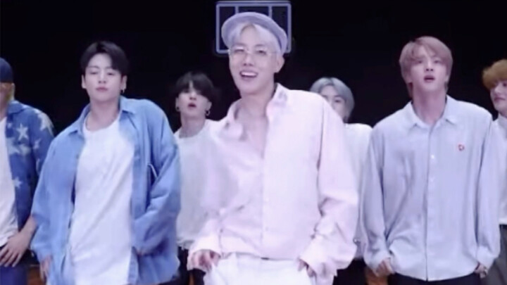 【BTS】【جونغ هو سيوك】هذا الإطلالة يا سيوك سيوك حقًا! كيف يمكن أن تكون جميلة جدًا هكذا!! 😍😍