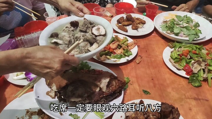 ผู้หญิงข้างห้องที่งานเลี้ยงสามารถยืนหยัดต่อต้านฉันได้