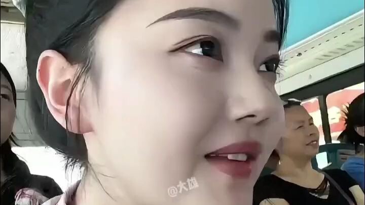 Hilarious viral moment: Running into the homeroom teacher outside school!