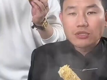 Diễn viên lâu năm mà còn cười mất tập trung.