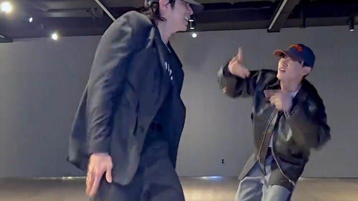 Li Hyuk-jae ✘ Jung Yun-ho tantangan tari UPNDOWN, sangat seru ditonton!! Inilah ciri khas warna mera