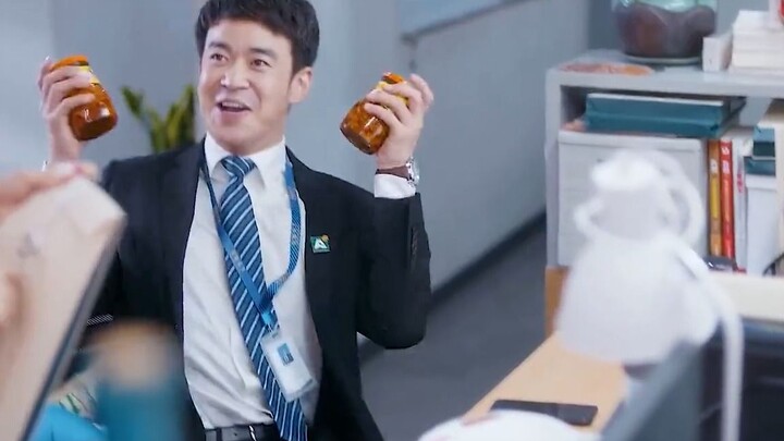 حصل الشاب على جائزة قدرها 80 ألف يوان، لكنه لم يكافئ نفسه إلا بزجاجتين من الزيتون المخلل... ما أشدّ 