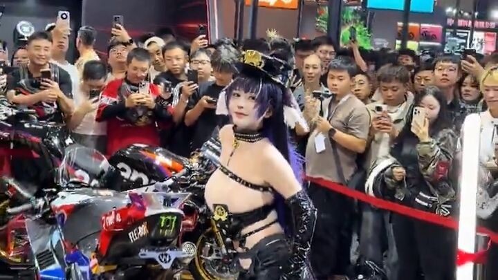 KETEMU COSPLAYER POPULER! Langsung Dikerubungi Puluhan Photographer! 📸✨
