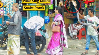 King Cobra Snake Prank 🐍Nagin Prank 🐍Viral Fake Snake Prank ในปฏิกิริยาตลกสาธารณะตอนที่ 2