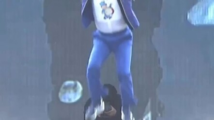 It’s really not easy for PSY, with his short stature, to become famous!