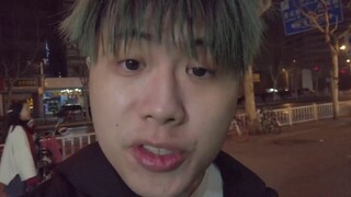 Chơi thử thách ngẫu nhiên trên tàu điện ngầm! Bị cô gái trẻ đuổi ra khỏi ga!