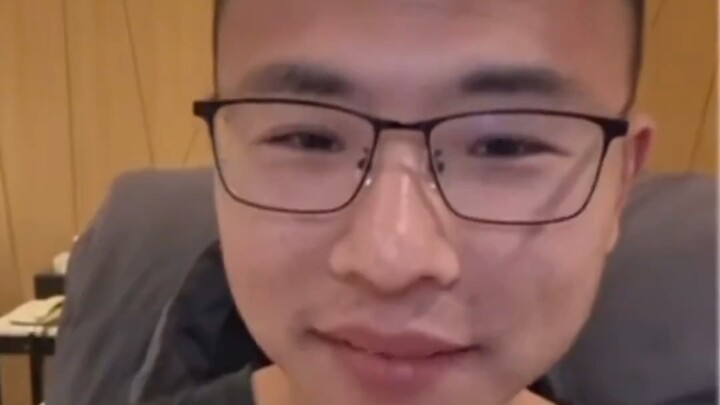 หู่เฉินเฟิง: ภาษีที่ผมจ่ายในหนึ่งเดือนเกือบสามหมื่นแล้วนะ หนทางเดียวที่คุณจะเข้าใกล้ผมได้ ก็คือคุณต้