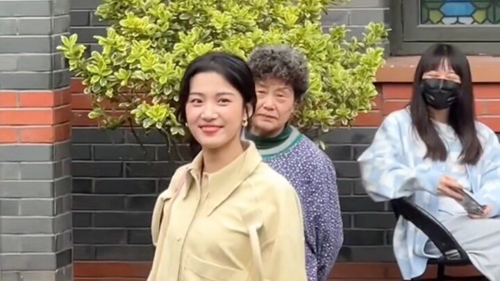 โหดมาก! ลู่ยวี่เสี่ยวถูกแซวว่าธรรมดาจนยิ่งกว่าคนทั่วไป รูปจริงยิ้มหวานละมุน เข้าข่ายสายสร้างบรรยากาศ