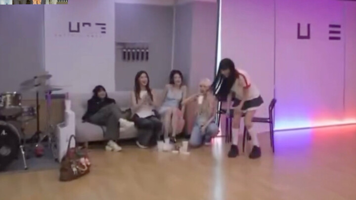 May mắn thay, phiên bản vũ đạo của Xiaojuan hợp tác với các thành viên nhàn rỗi đang xem từ bên cạnh