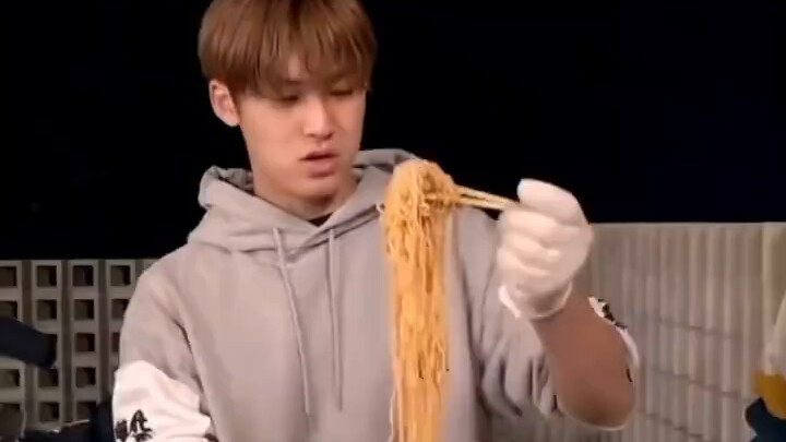 طريقة أكل المعكرونة العادية vs طريقة أكل المعكرونة الفريدة #seventeen#