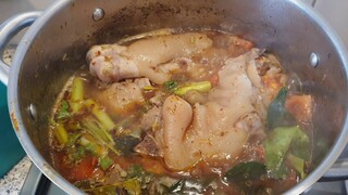 ต้มยำขาหมูน้ำพริกเผาเผ็ดๆแซ่บๆ  spicy soup with pork leg