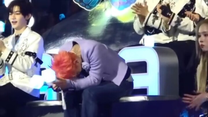 G-Dragon xem đoạn VCR nhận giải của mình – Phản ứng